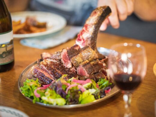 Restaurant à la cuisine de terroir et grillades au feu de bois, dans un cadre champêtre.