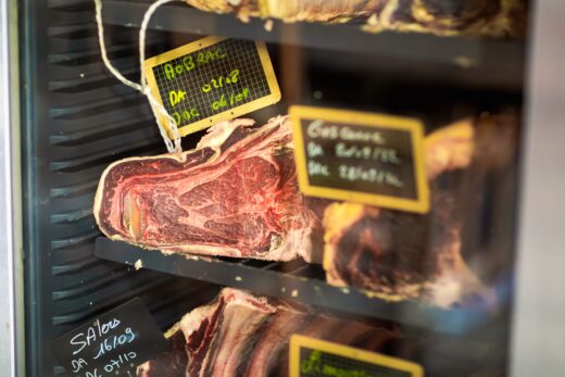 Restaurant à la cuisine de terroir et grillades au feu de bois, dans un cadre champêtre.