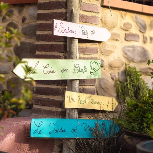 Restaurant à la cuisine de terroir et grillades au feu de bois, dans un cadre champêtre.
