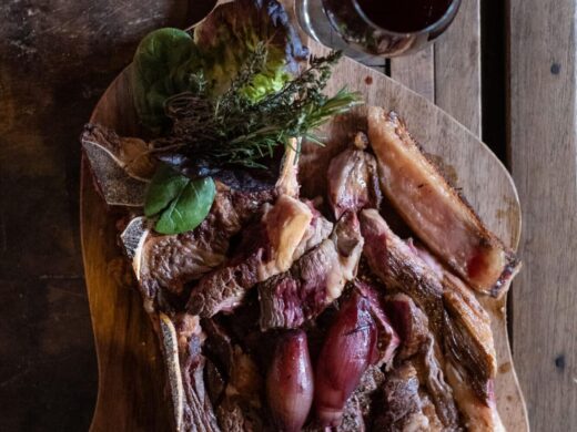 Restaurant à la cuisine de terroir et grillades au feu de bois, dans un cadre champêtre.