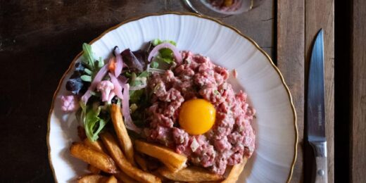 Restaurant à la cuisine de terroir et grillades au feu de bois, dans un cadre champêtre.