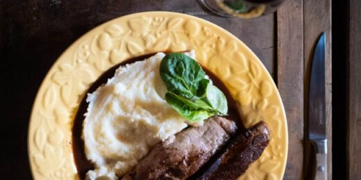 Restaurant à la cuisine de terroir et grillades au feu de bois, dans un cadre champêtre.