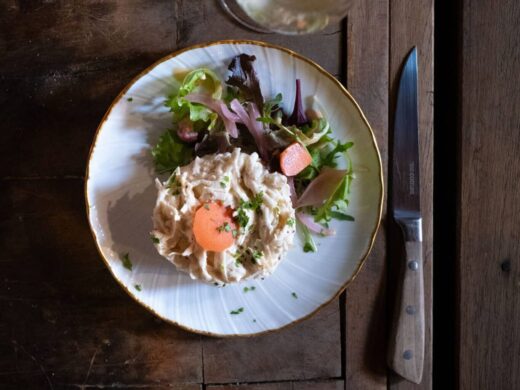 Restaurant à la cuisine de terroir et grillades au feu de bois, dans un cadre champêtre.