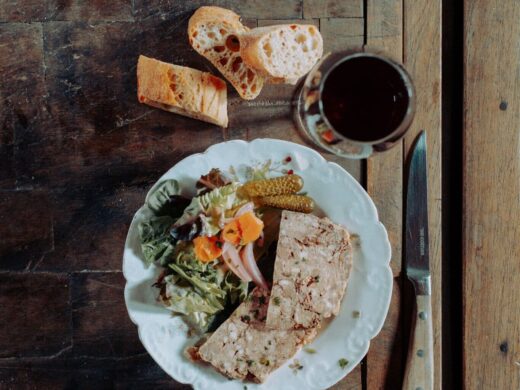 Restaurant à la cuisine de terroir et grillades au feu de bois, dans un cadre champêtre.