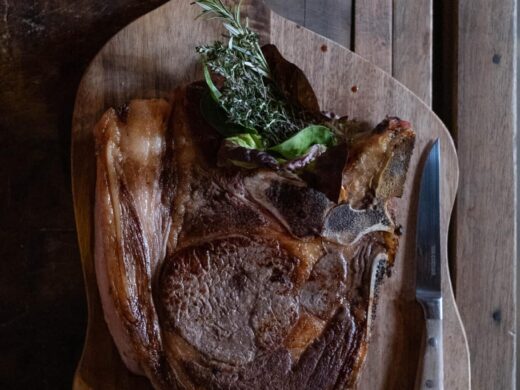 Restaurant à la cuisine de terroir et grillades au feu de bois, dans un cadre champêtre.