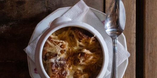 Restaurant à la cuisine de terroir et grillades au feu de bois, dans un cadre champêtre.