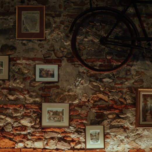 Restaurant à la cuisine de terroir et grillades au feu de bois, dans un cadre champêtre.