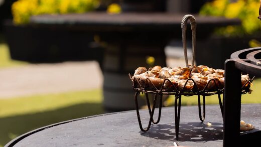 Restaurant à la cuisine de terroir et grillades au feu de bois, dans un cadre champêtre.